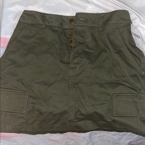 Hi,i’m selling a mini skirt never worn